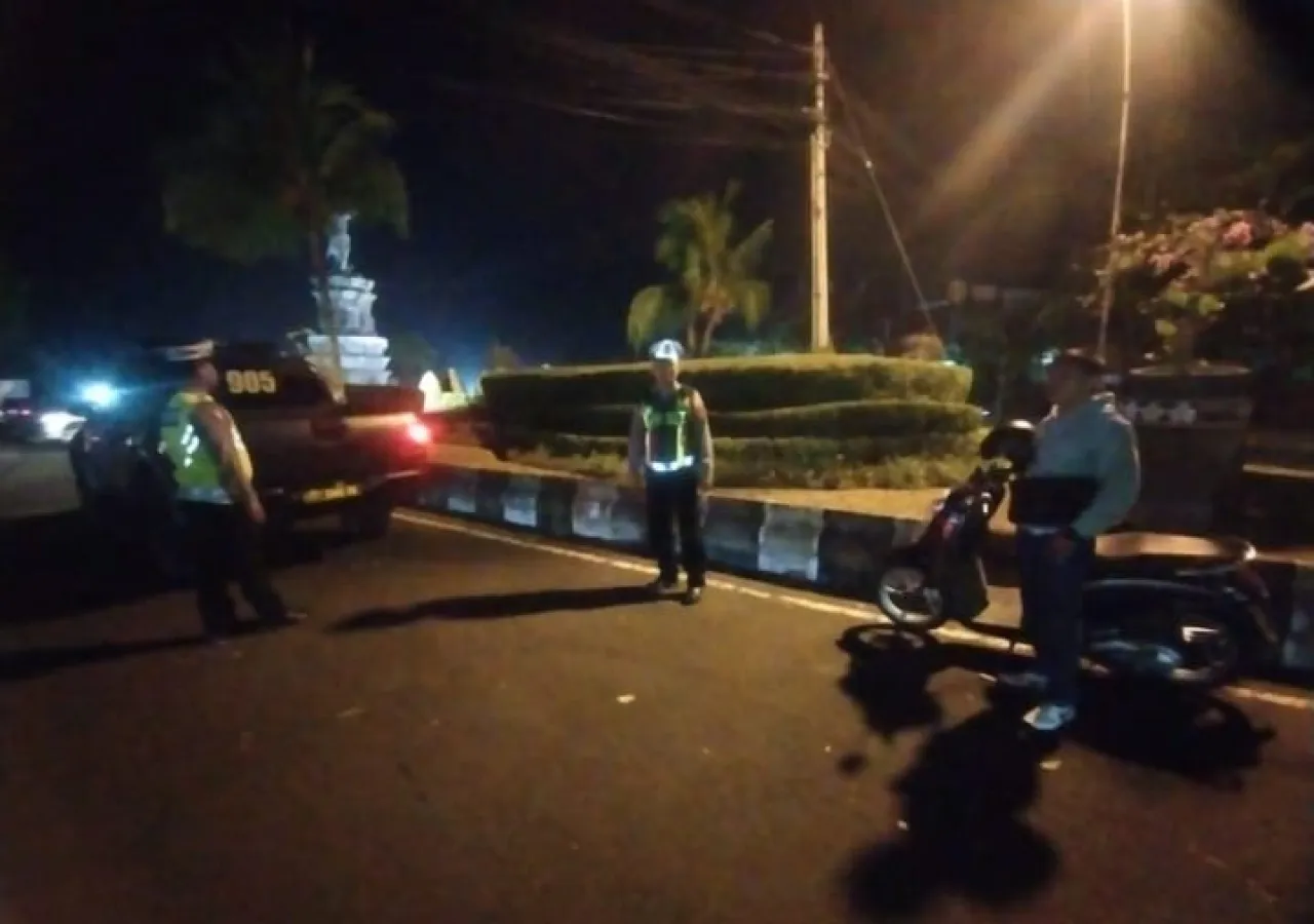 Blue Light Patrol Polsek Dentim: Upaya Ciptakan Keamanan Wilayah Jelang Pilkada 2024