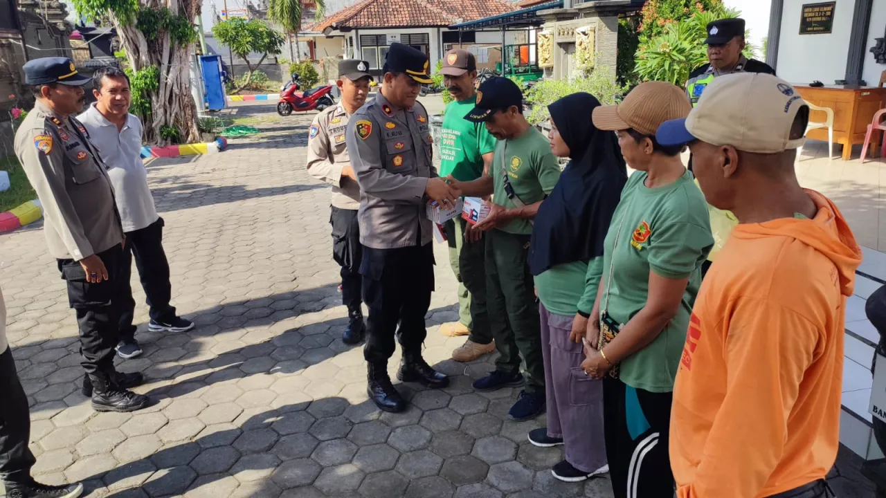 Pilkada Hampir Tiba, Kapolsek Kawasan Pelabuhan Gilimanuk Beri Penyuluhan di Kantor Lurah Gilimanuk