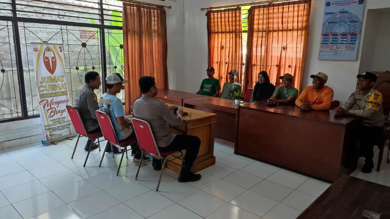 Kapolsek Kawasan Pelabuhan Gilimanuk Gelar Tatap Muka dengan Linmas Melalui Program "Jumat Curhat"