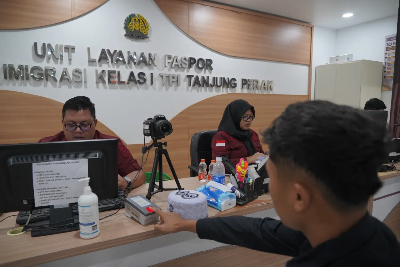 Sambut Hari Pengayoman ke- 79, Jajaran Kemenkumham Jatim Bagikan Paspor Hingga Daftar PT Gratis