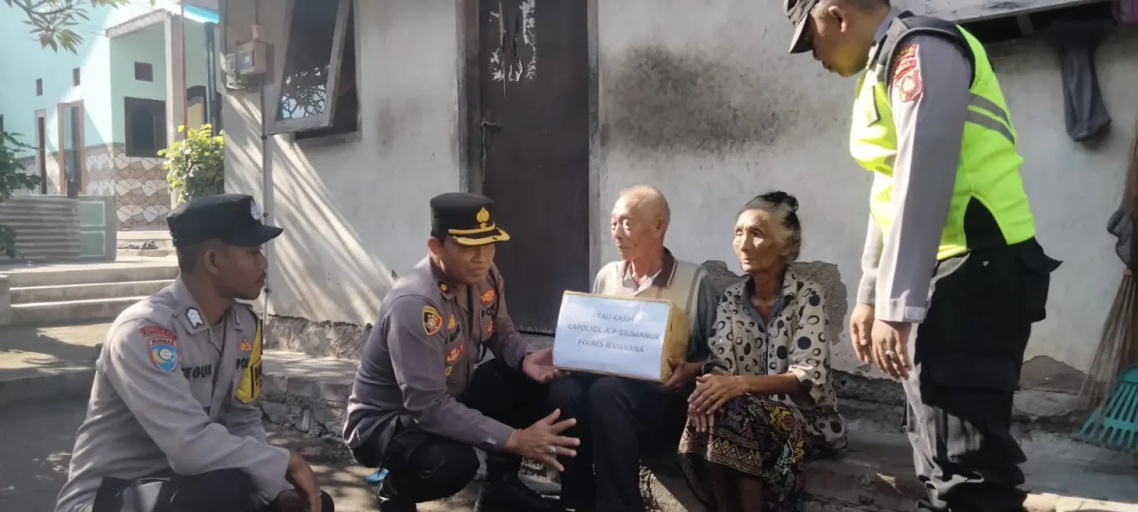 Peduli Kasih: Kapolsek Gilimanuk Berikan Bantuan Sembako kepada Warga Lansia di Lingkungan Samiana.