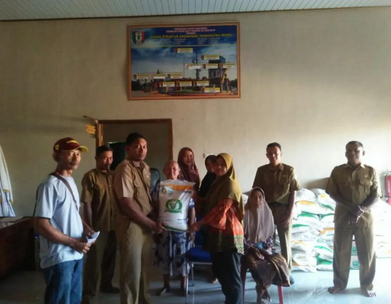 Pekon Nusawungu kecamatan Banyumas bagikan Beras Cadangan Pemerintah Untuk 163 KPM