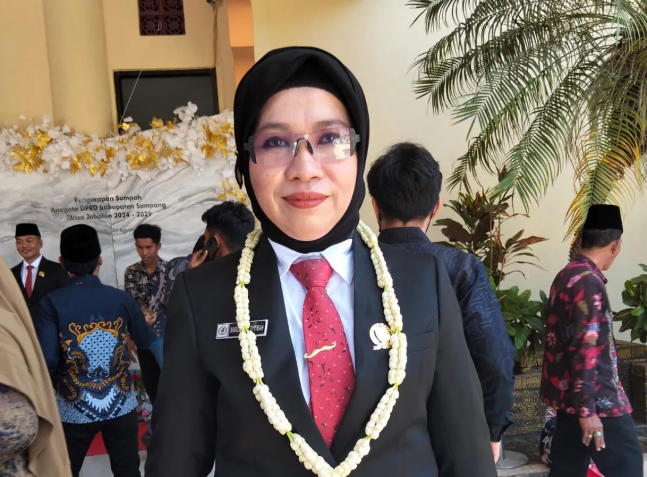 Neng Wardatun Toyyibah Resmi Dilantik Jadi Dewan