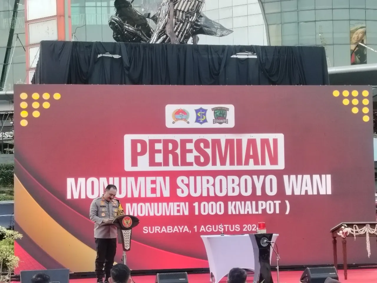 Kapolrestabes Surabaya Bersama Walikota Surabaya Resmikan Monumen Kenalpot Suroboyo Wani di Surabaya