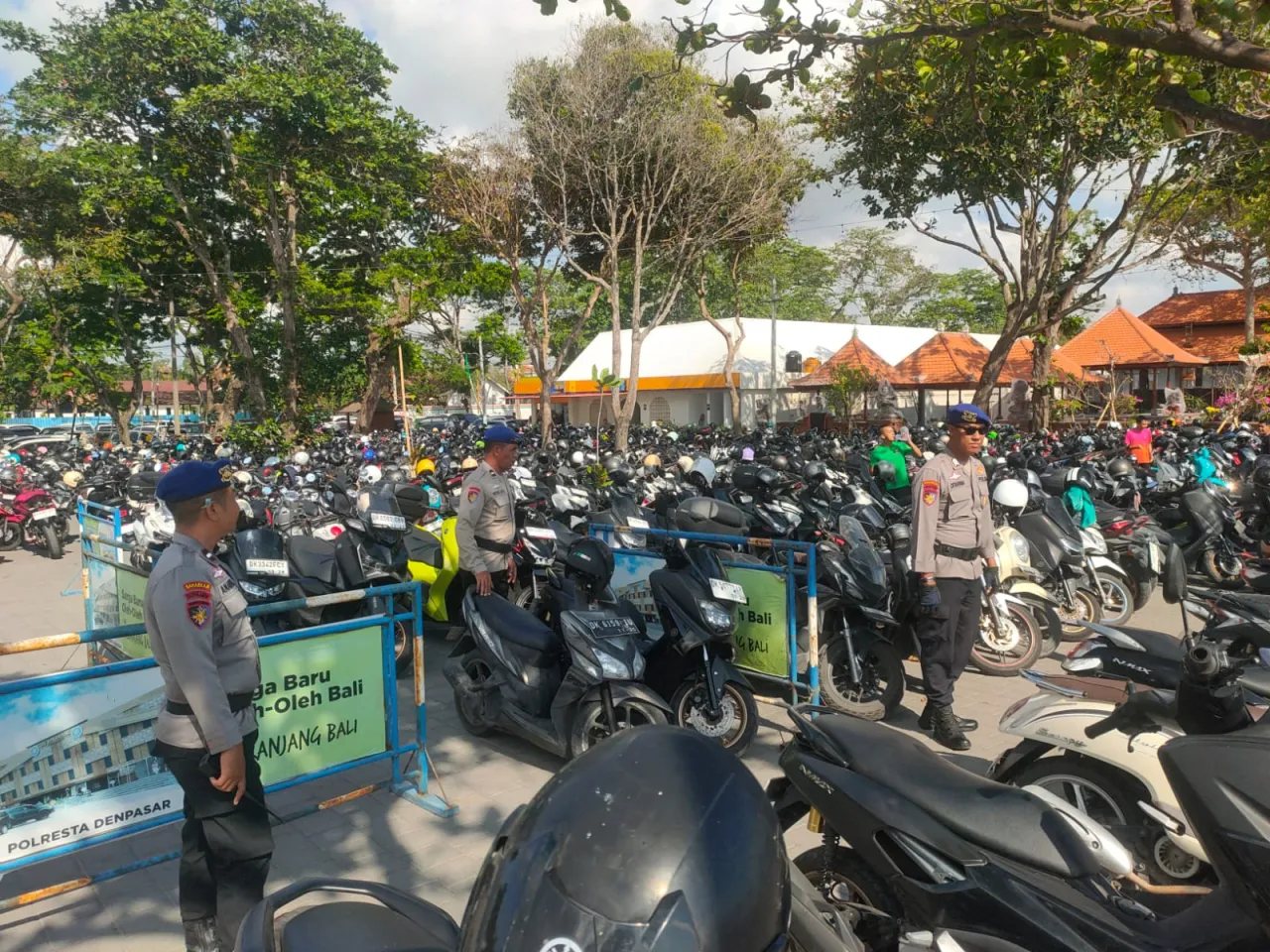 Personil Satpolairud Polresta Denpasar Pos Sanur Atensi Perparkiran dan Pengunjung Pantai Matahari T