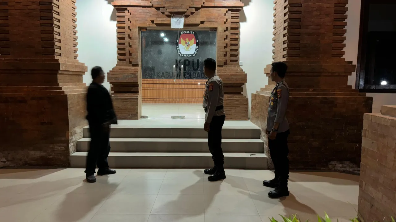 Personel Polresta Denpasar Amankan Kantor KPU dan Bawaslu Kabupaten Badung, Situasi Kondusif