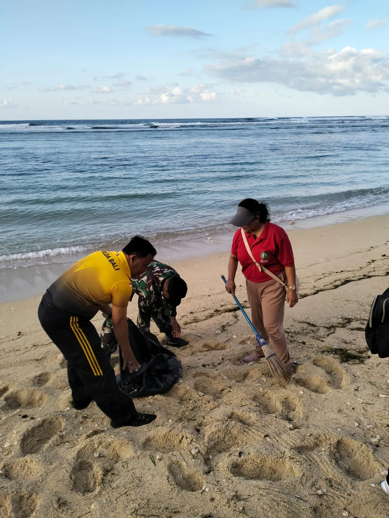 Polsek Kuta Selatan dan Perangkat Kelurahan Kuta Gelar Aksi Bersih Pantai Pandawa