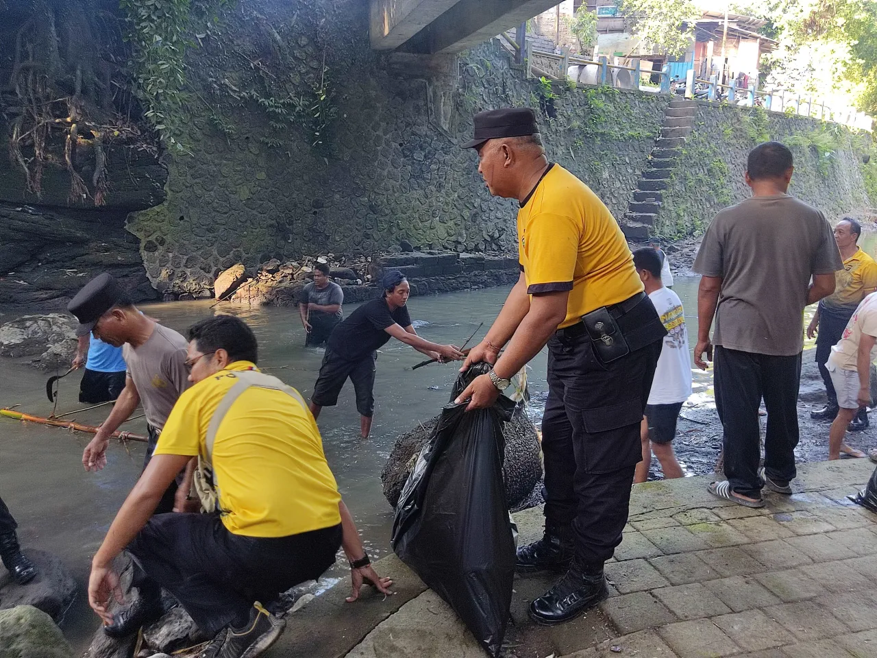 Polsek Denpasar Utara dan Masyarakat Gelar Aksi Bersih-Bersih Sungai Metal