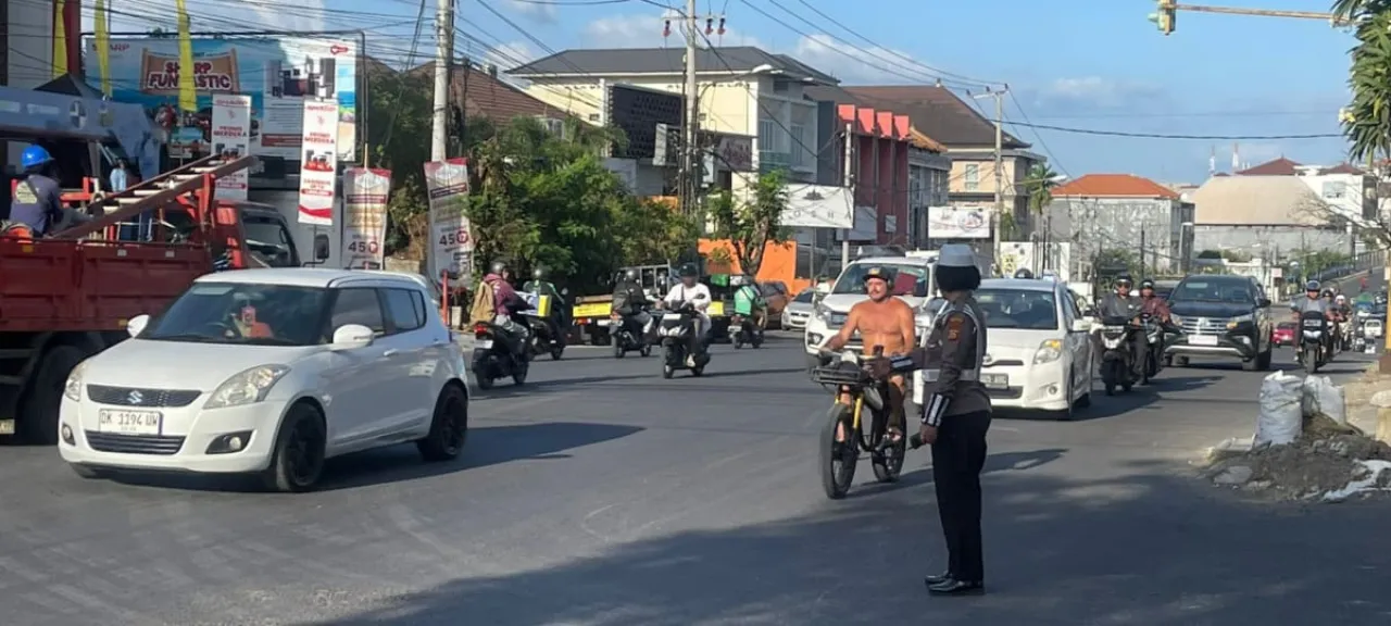 Dukungan OMB 2024 Lancar, Satgas 3 Kamseltibcarlantas Polresta Denpasar Lakukan Pengaturan Lalin