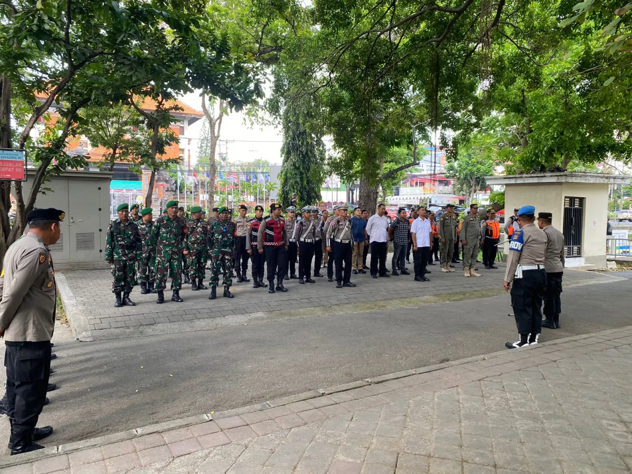 Pengamanan Pengundian Nomor Urut Paslon Pilkada Kota Denpasar di Kantor KPU Denpasar