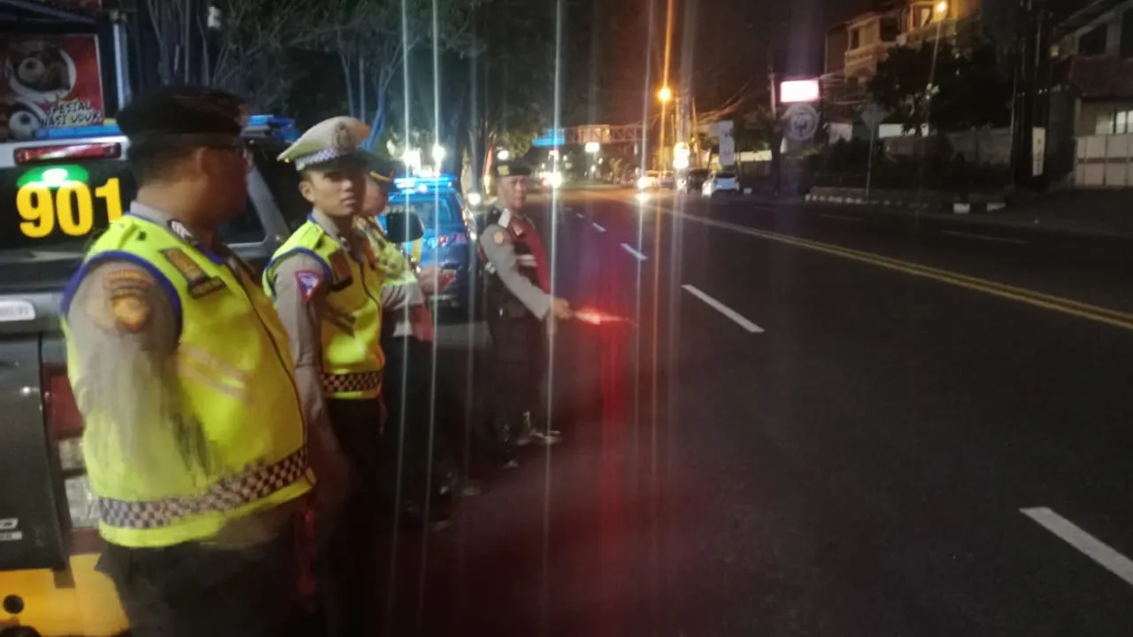 Polsek Denpasar Barat Gelar Blue Light Patrol Jaga Keamanan Malam Hari