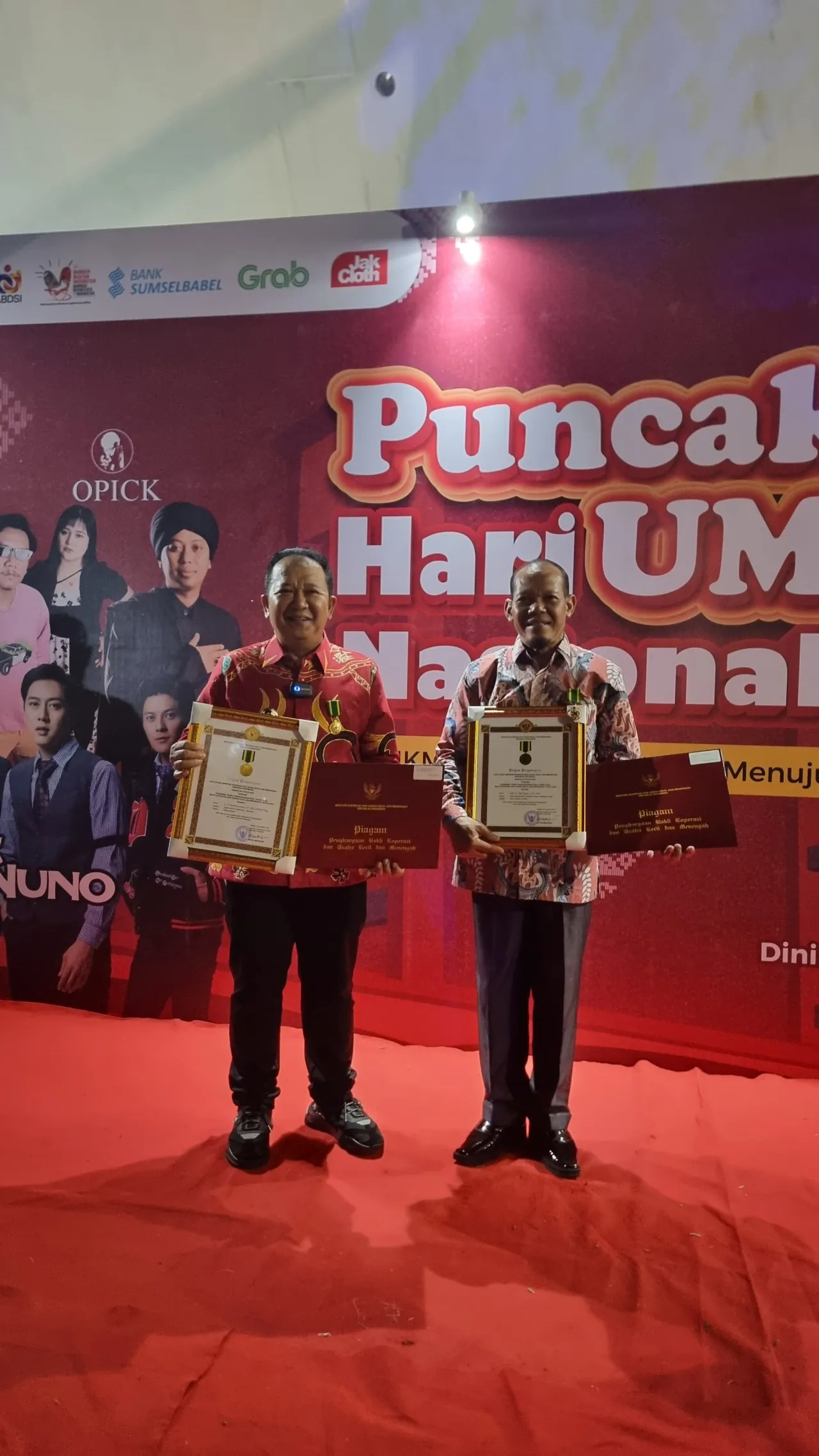 Ketua Koperasi Koperasi Kepolisian Resor Jember Raih Penghargaan di Puncak Hari UMKM Nasional 2024