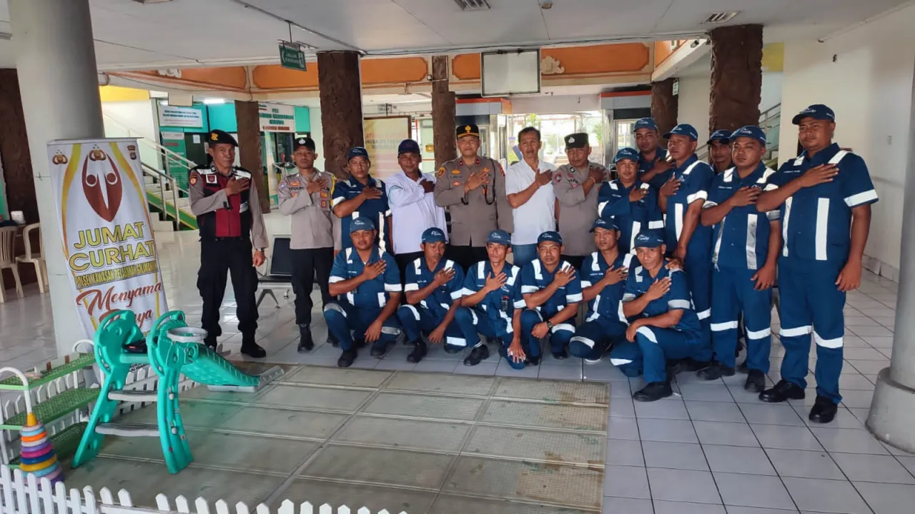 Kapolsek Gilimanuk Adakan Program Jumat Curhat Bersama Cleaning Service Pelabuhan