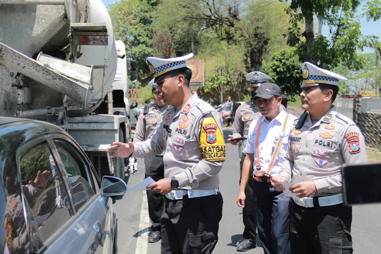 Polisi Bersama PT KAI Daop 9 Jember Gencar Sosialisasikan Keselamatan di Perlintasan Sebidang