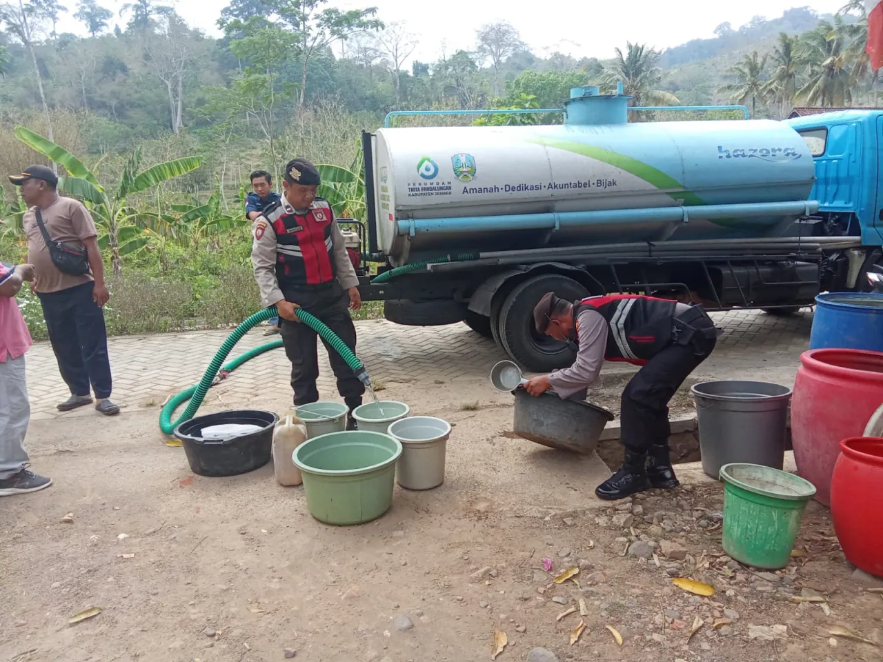 Polres Jember Kembali Salurkan Bantuan Air Bersih ke Desa Andongrejo