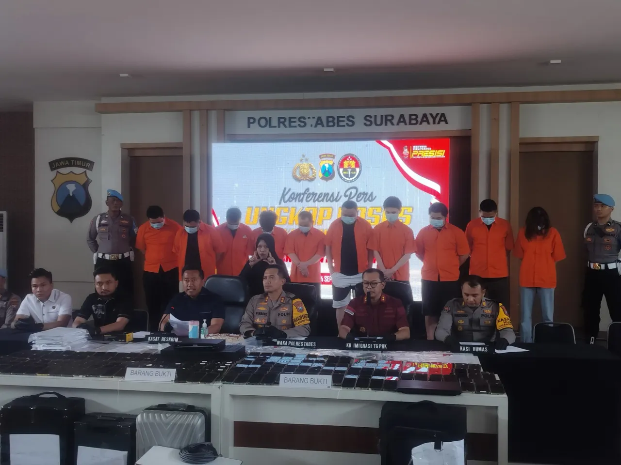 Polrestabes Surabaya Ungkap Sindikat Penipuan On-line Jaringan Internasional dan dengan Barang Bukti