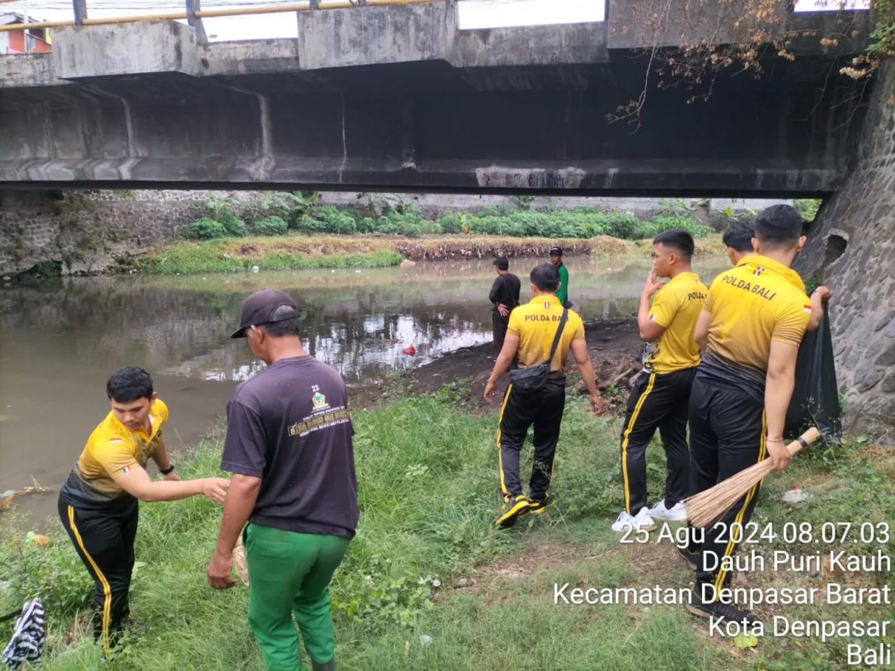 Polsek Denpasar Barat Bersama Radar Bali dan Komunitas Gelar Aksi Bersih Sungai Badung