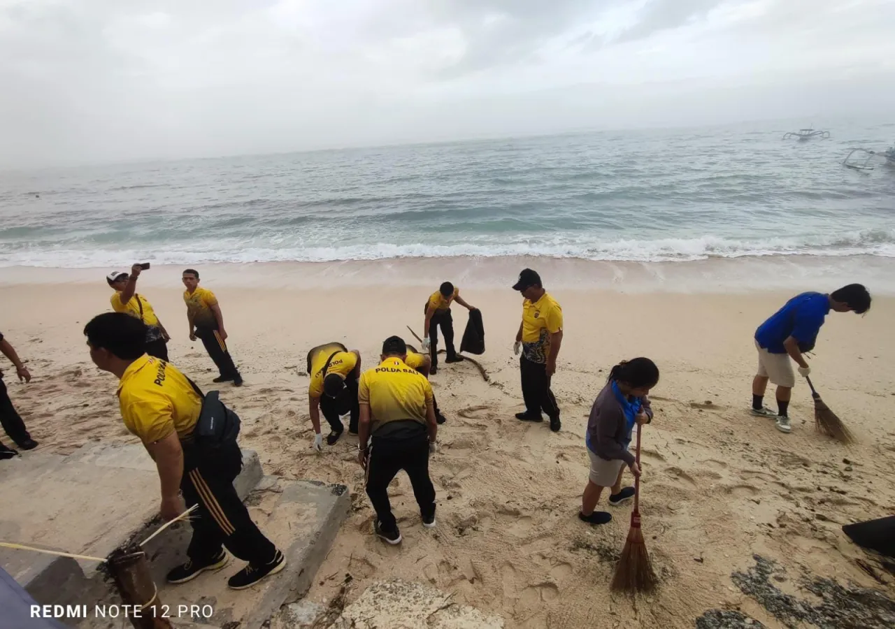 Aksi Bersih-Bersih Pantai Pandawa, Polsek Kuta Selatan Bersama Warga Jaga Kelestarian Lingkungan