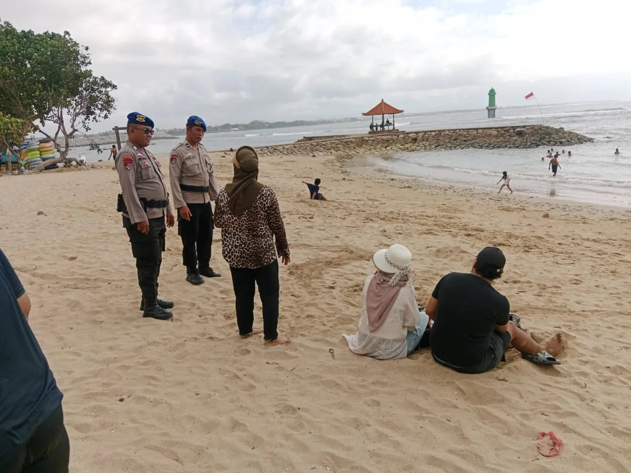 Satpolairud Polresta Denpasar Gelar Patroli Jalan Kaki dan Dialogis di Pantai Sanur untuk Jaga Keama