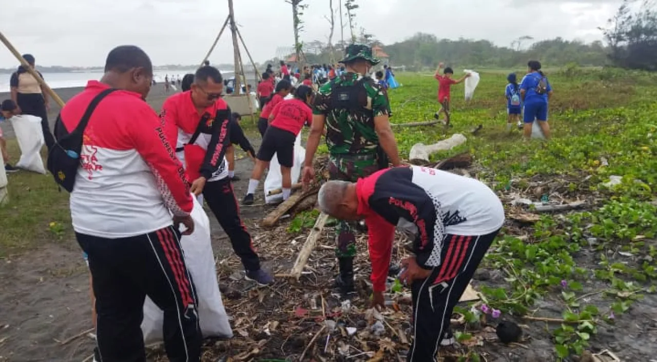 Polsek Denpasar Timur dan Masyarakat Gelar Aksi Bersih-Bersih di Pantai Padang Galak