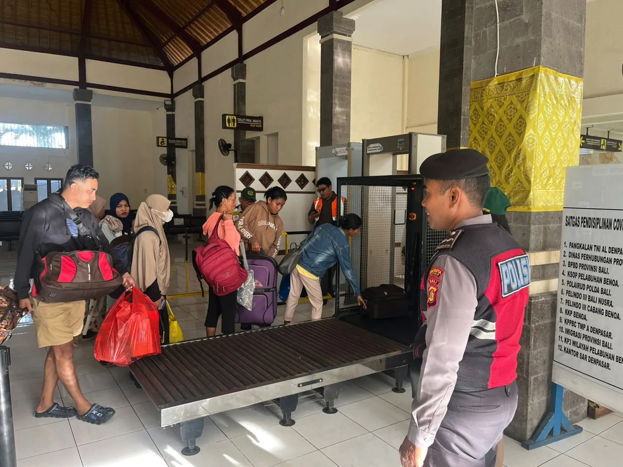 Cek Barang Bawaan Penumpang Kapal Lewat X- Ray