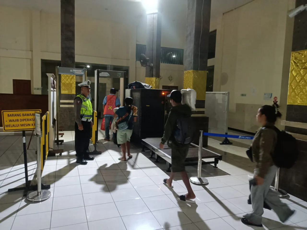 Pengamanan Kedatangan Kapal Penumpang KM. BINAIYA di Dermaga Timur Pelabuhan Benoa