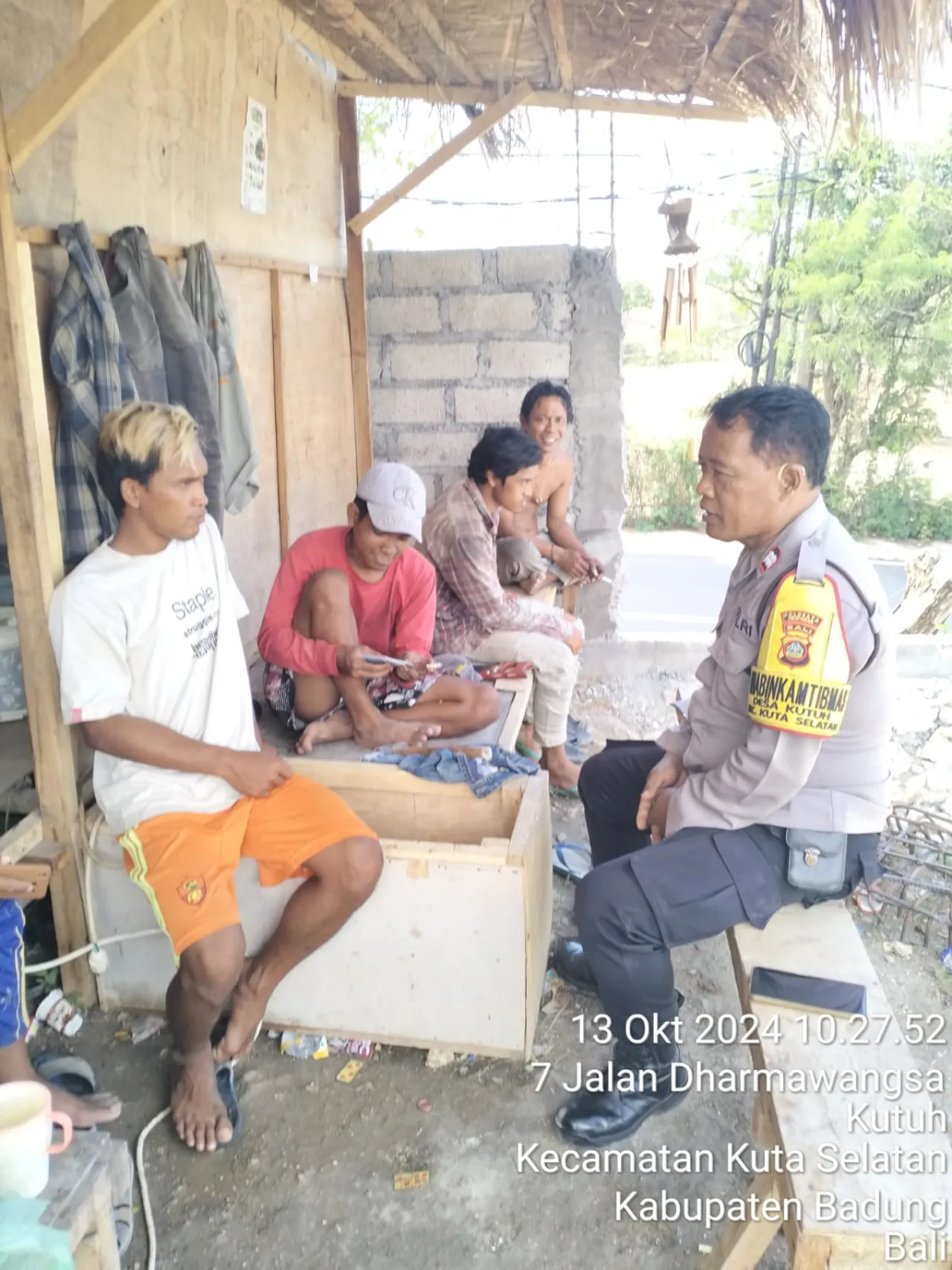 Bhabinkamtibmas Desa Kutuh melakukan upaya Cooling System di bedeng proyek Lingk Kaja Jati Desa kut