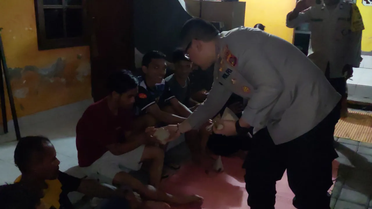 Polsek Dentim Peduli: Bagikan Nasi Bungkus kepada Warga di Kos-kosan Jalan Jepun Pipil