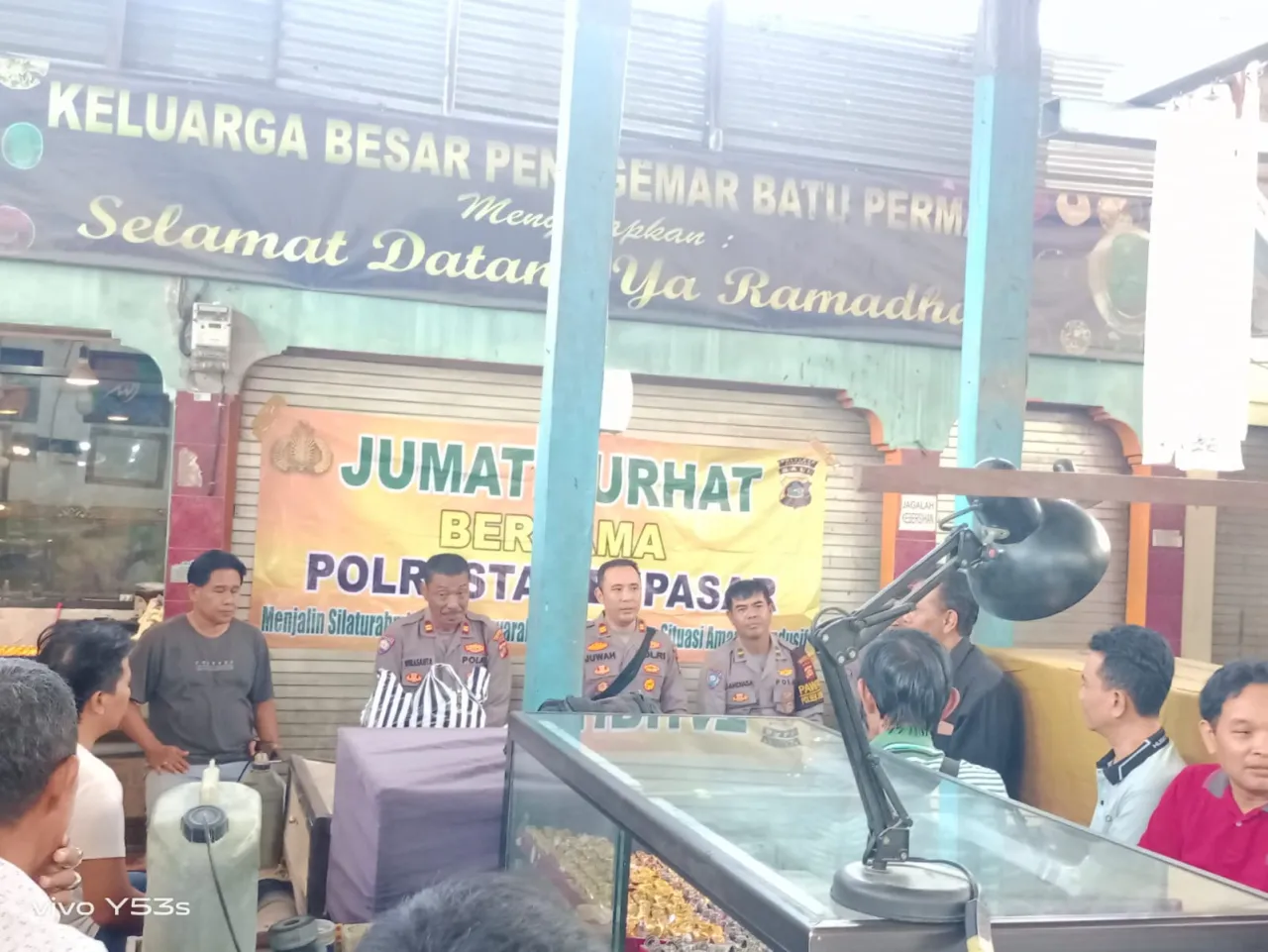 Kapolsek Denpasar Utara Gelar "Jumat Curhat" Bersama Pedagang Batu Akik di Pasar Satria