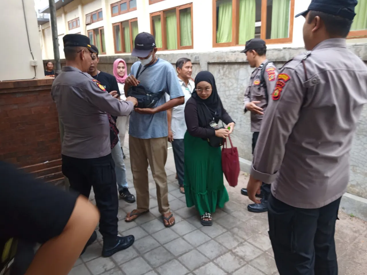 Pengamanan Gudang Logistik Pilkada Kota Denpasar Laksanakan Pemeriksaan Petugas Sortir