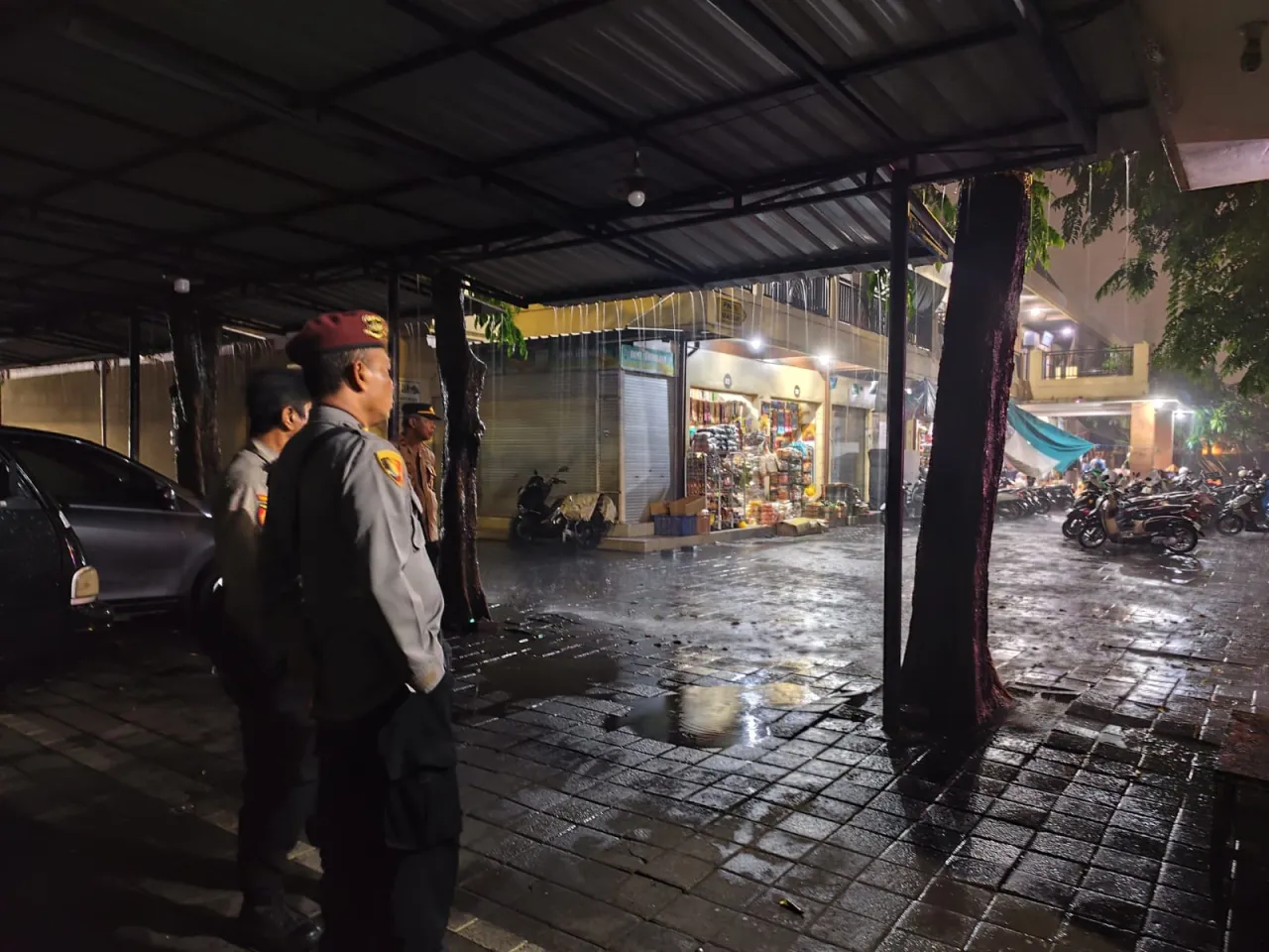 Polresta Denpasar Gelar Pengamanan Simekrama/Blusukan Paslon 2 Adi-Cipta di Pasar Legian