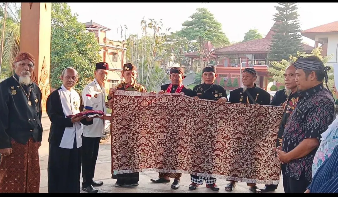 PENGANUGERAH KHULTUR BUDAYAAN DI HARI BATIK NASIONAL