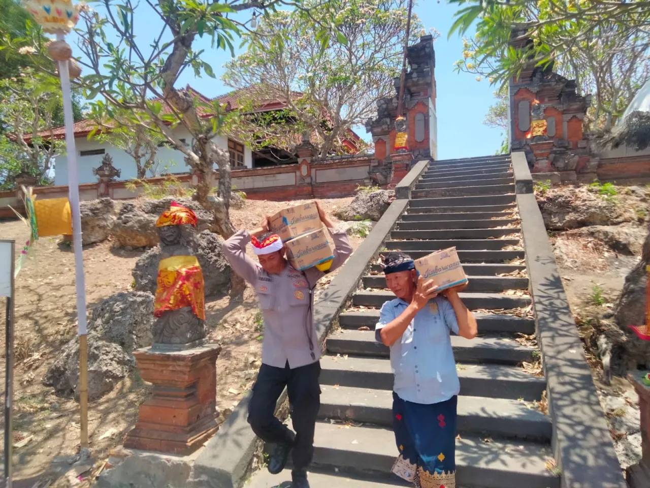 Bhabinkamtibmas Kelurahan Gilimanuk Bersinergi dengan Umat Hindu dalam Kegiatan Piodalan di Pura Puseh