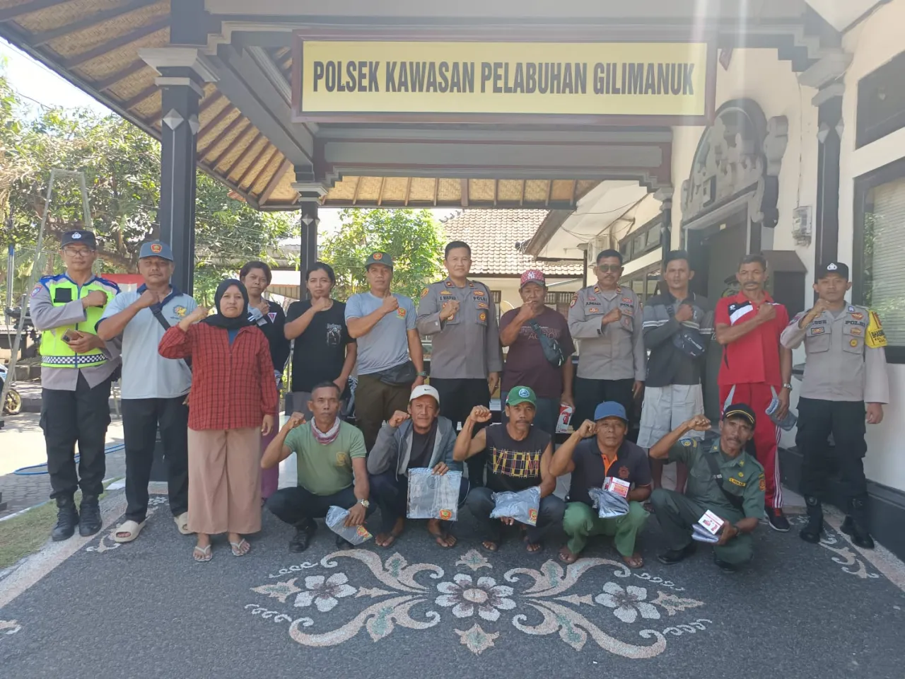 Kapolsek Kawasan Pelabuhan Gilimanuk Bagikan Kaos Dan Senter Untuk Linmas Sebagai Bentuk Apresiasi
