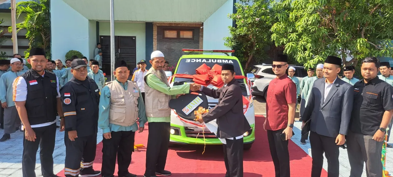 BMH JATIM SERAHKAN AMBULANS UNTUK PESANTREN HIDAYATULLAH SURABAYA