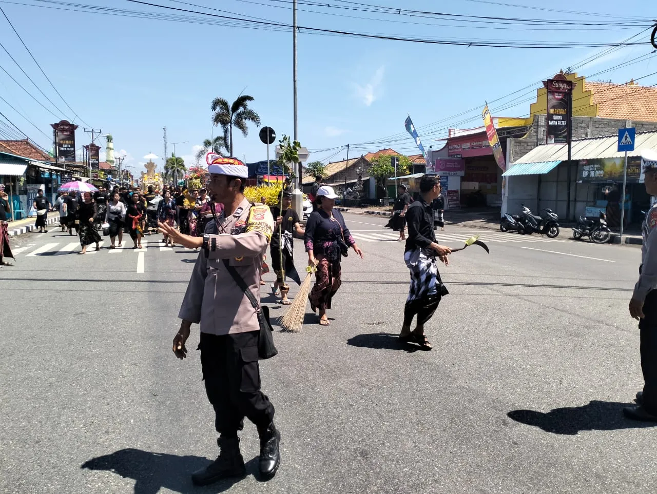 Bhabinkamtibmas Kelurahan Gilimanuk Jaga Kondusifitas Kegiatan Ngaben Warga