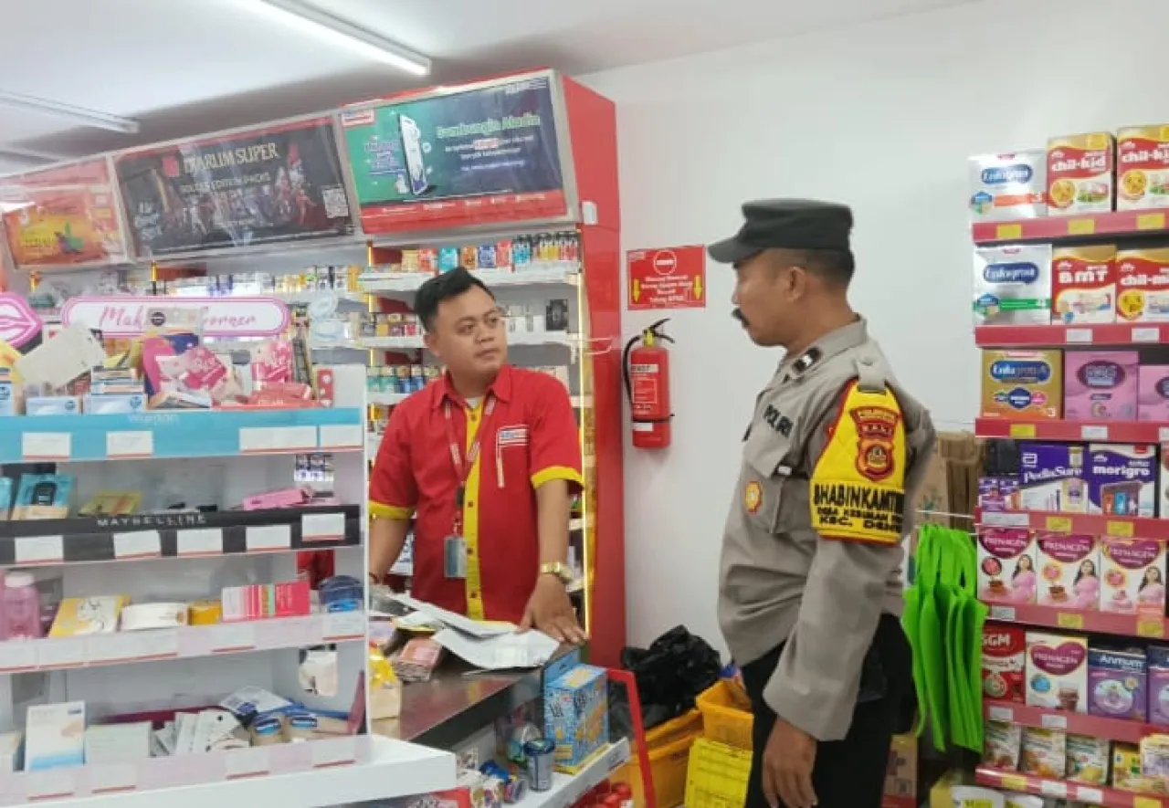 Tingkatkan Keamanan, Bhabinkamtibmas Polsek Dentim Himbau Pengelola Minimarket Pasang CCTV