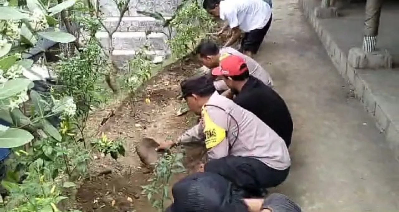 Penanaman Cabe di Pekarangan Warga, Polsek Dentim Gaungkan Ketahanan Pangan