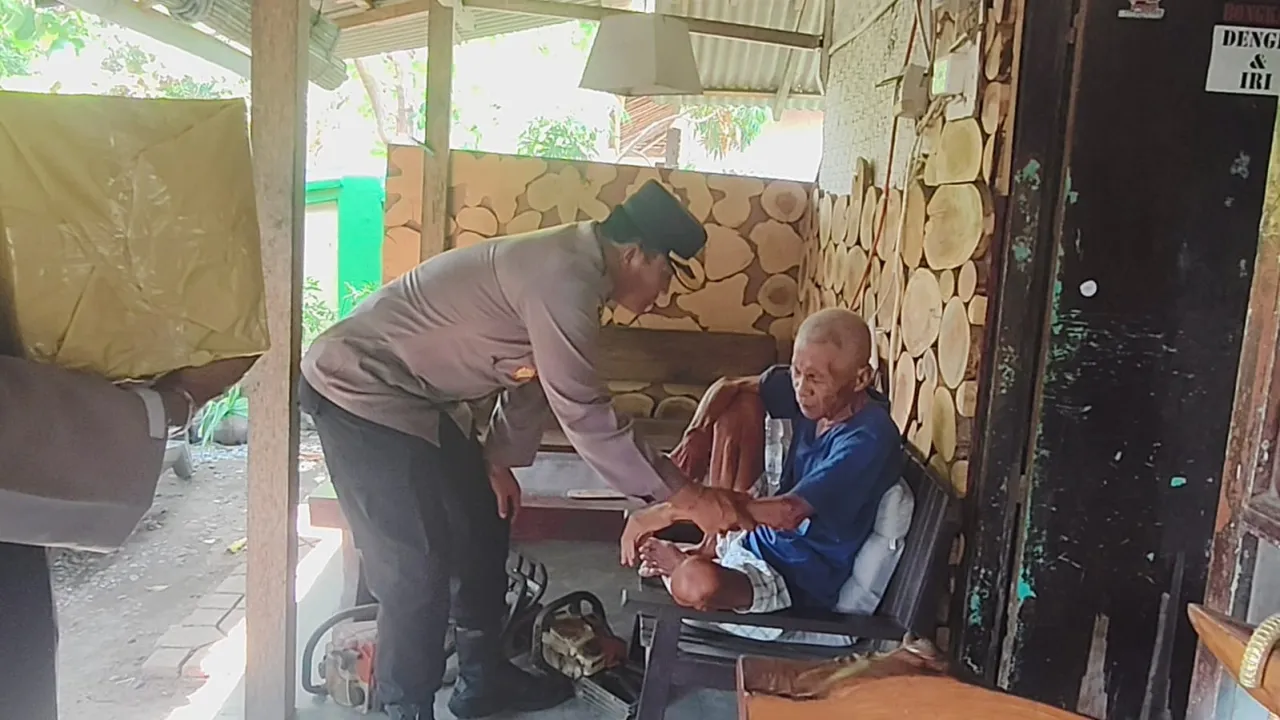 Wujudkan Kepedulian terhadap Warga Sakit Menahun, Kapolsek Gilimanuk Berikan Bantuan Tali Kasih di Lingkungan Samiana