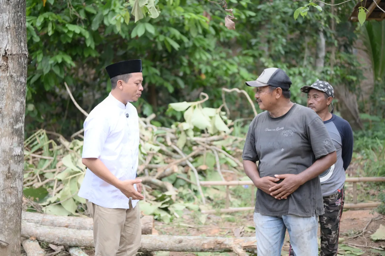 Calon Bupati No Urut 3 H. Riyanto Kunjungi Korban Bencana Angin Puting Beliung Di Pekon Keputran Kec Sukoharjo