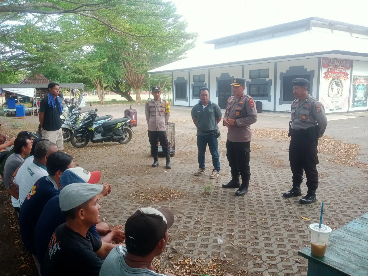 Kapolsek Gilimanuk Sampaikan Pemahaman Harkamtibmas kepada Pecinta Burung Berkicau melalui Program "Jumat Curhat"
