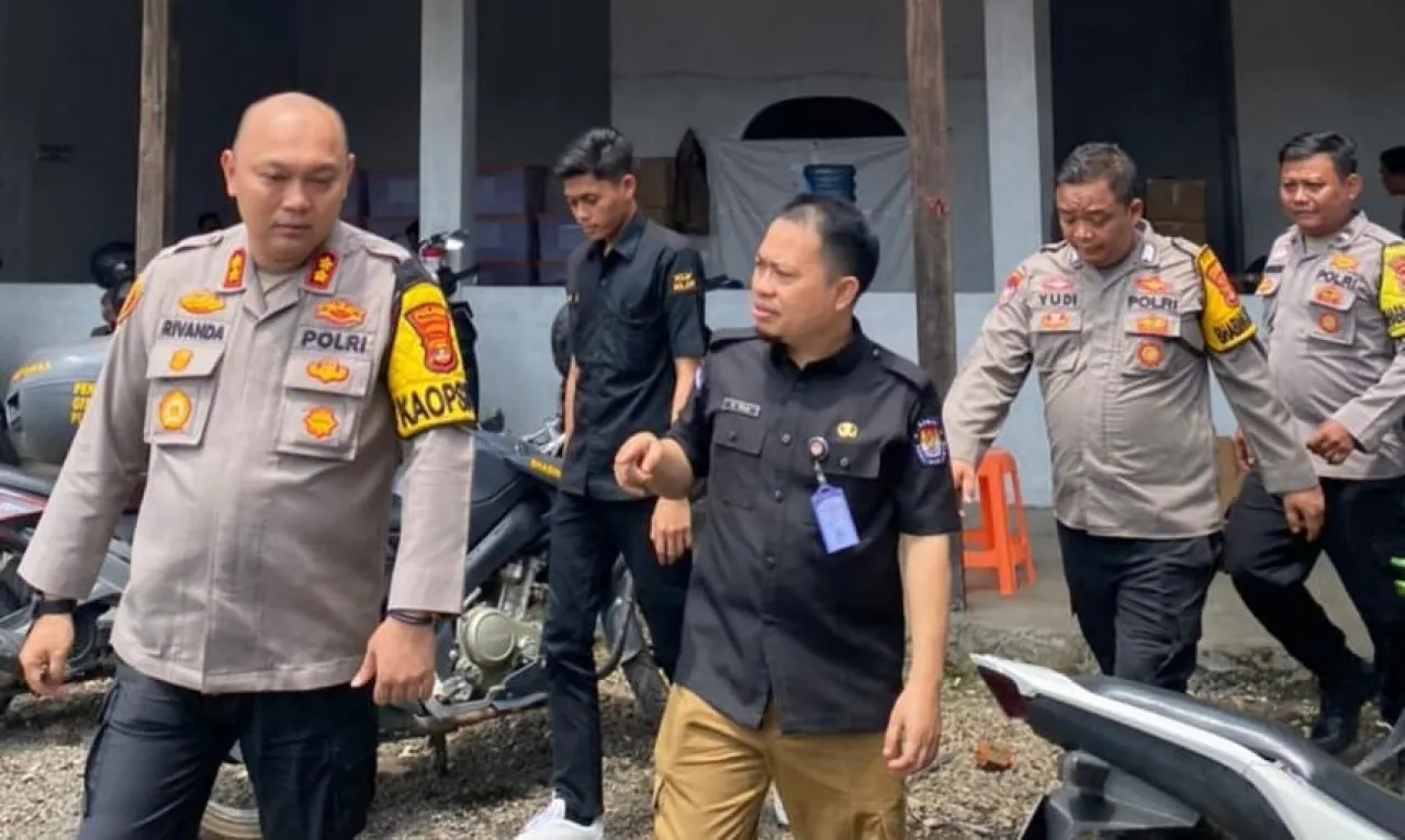 Kapolres Tanggamus Lakukan Pengecekan Situasi dan Personel Pengamanan Gudang Logistik KPU