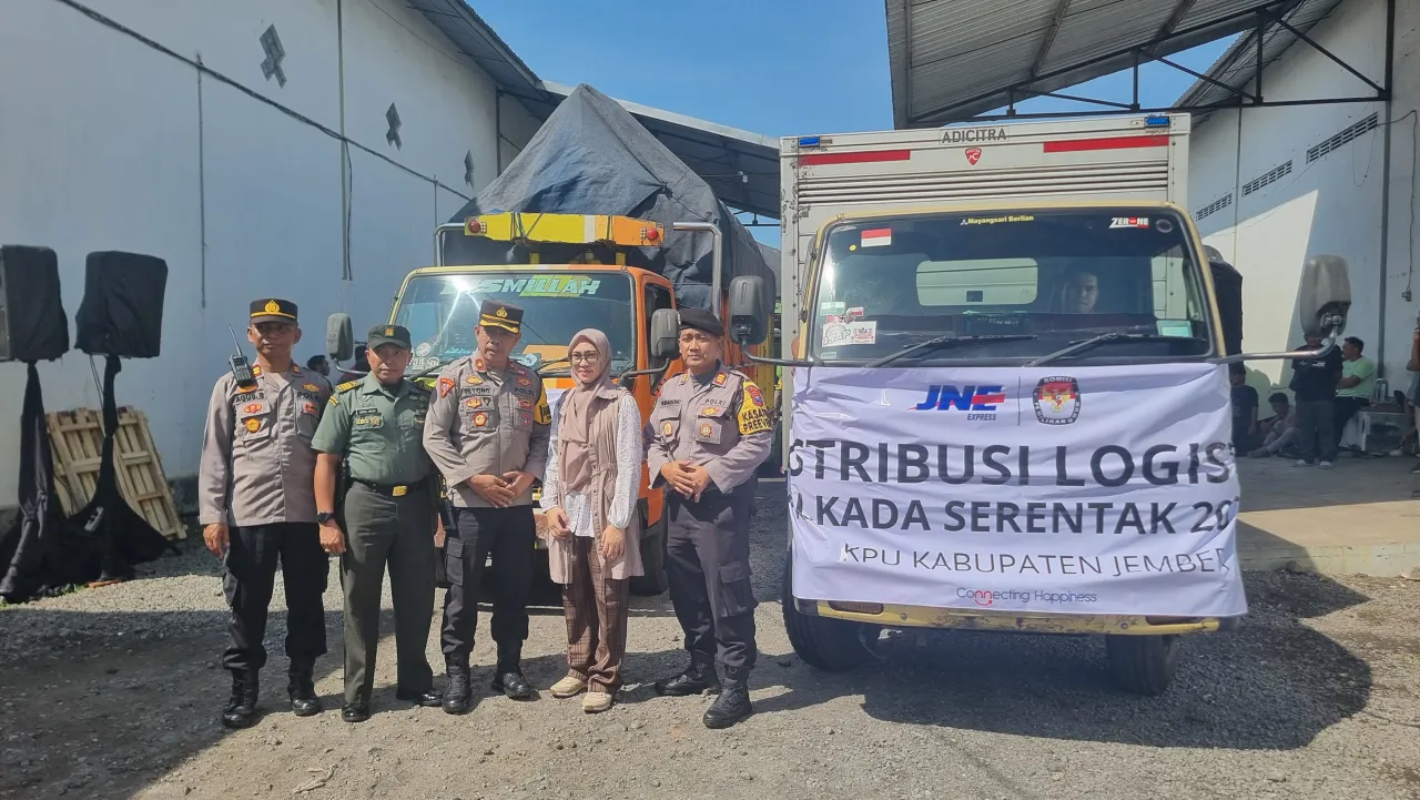 Polisi Kawal Pendistribusian Logistik Pilkada 2024 di Jember*