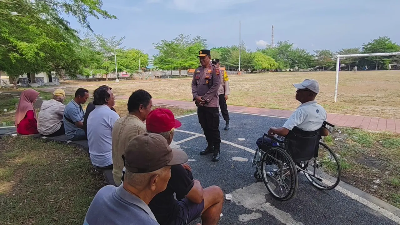 Kapolsek Gilimanuk Jalin Komunikasi dengan Warga Masyarakat di Lingkungan Asih Timur melalui Program "Jumat Curhat"