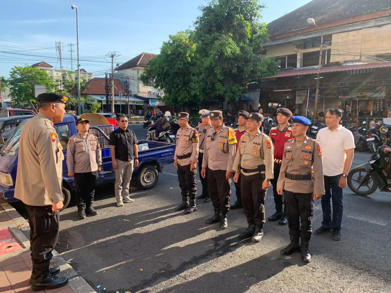 Pengamanan Blusukan Tatap Muka Paslon Nomor Urut 1 di Pasar Sanglah oleh Polresta Denpasar