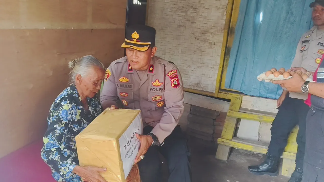 Kepedulian Terhadap Lansia Kurang Mampu, Kapolsek Gilimanuk Salurkan Bantuan Tali Kasih di Lingkungan Asri Timur.