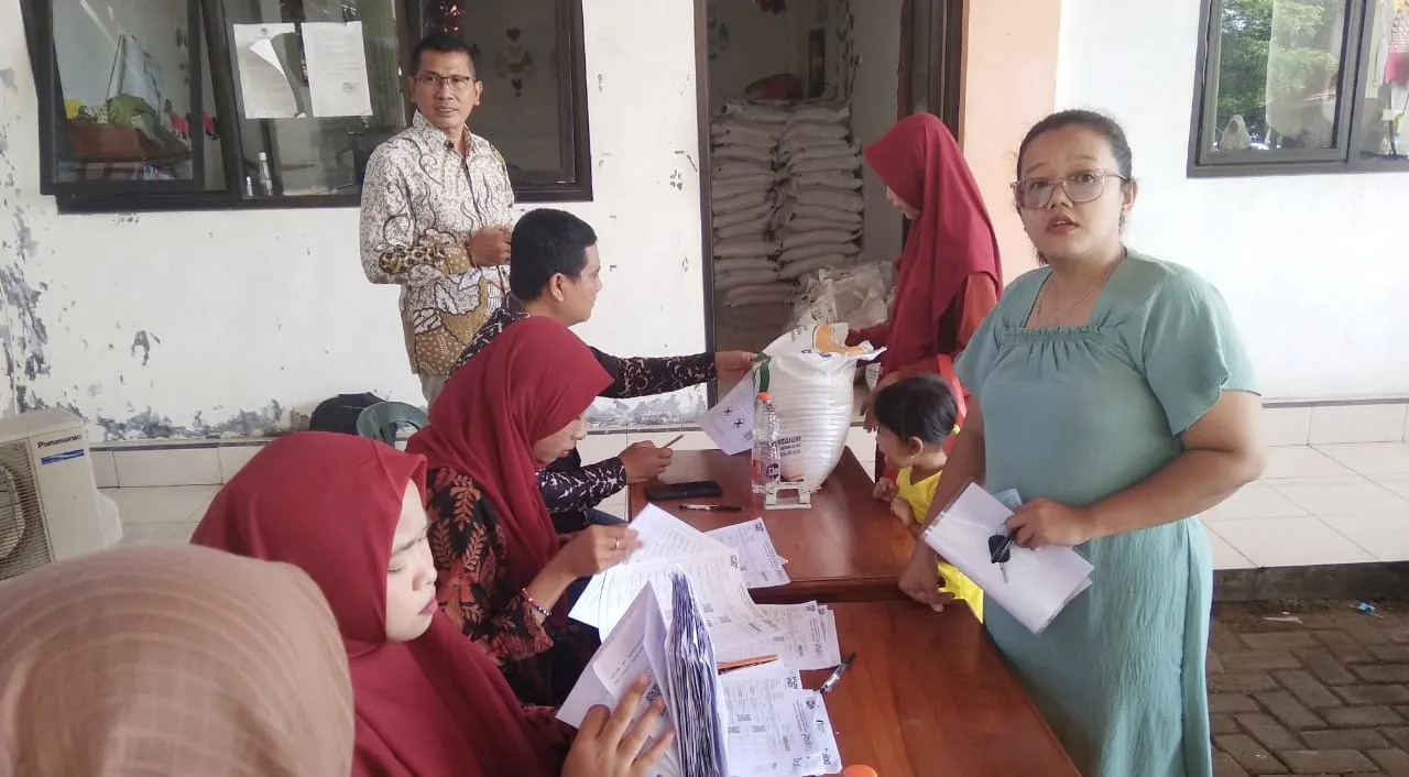 Pemdes Grabagan Bagikan Bantuan Beras Kepada 384 Warga KPM