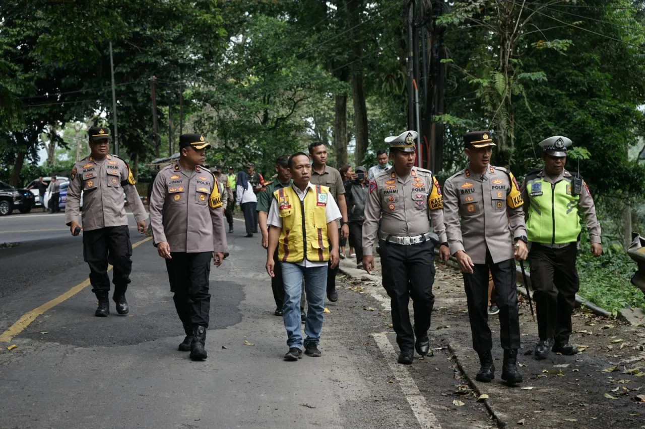 Mitigasi Jalur Rawan Jelang Nataru, Polres Jember Sisir Jalan di Gunung Gumitir