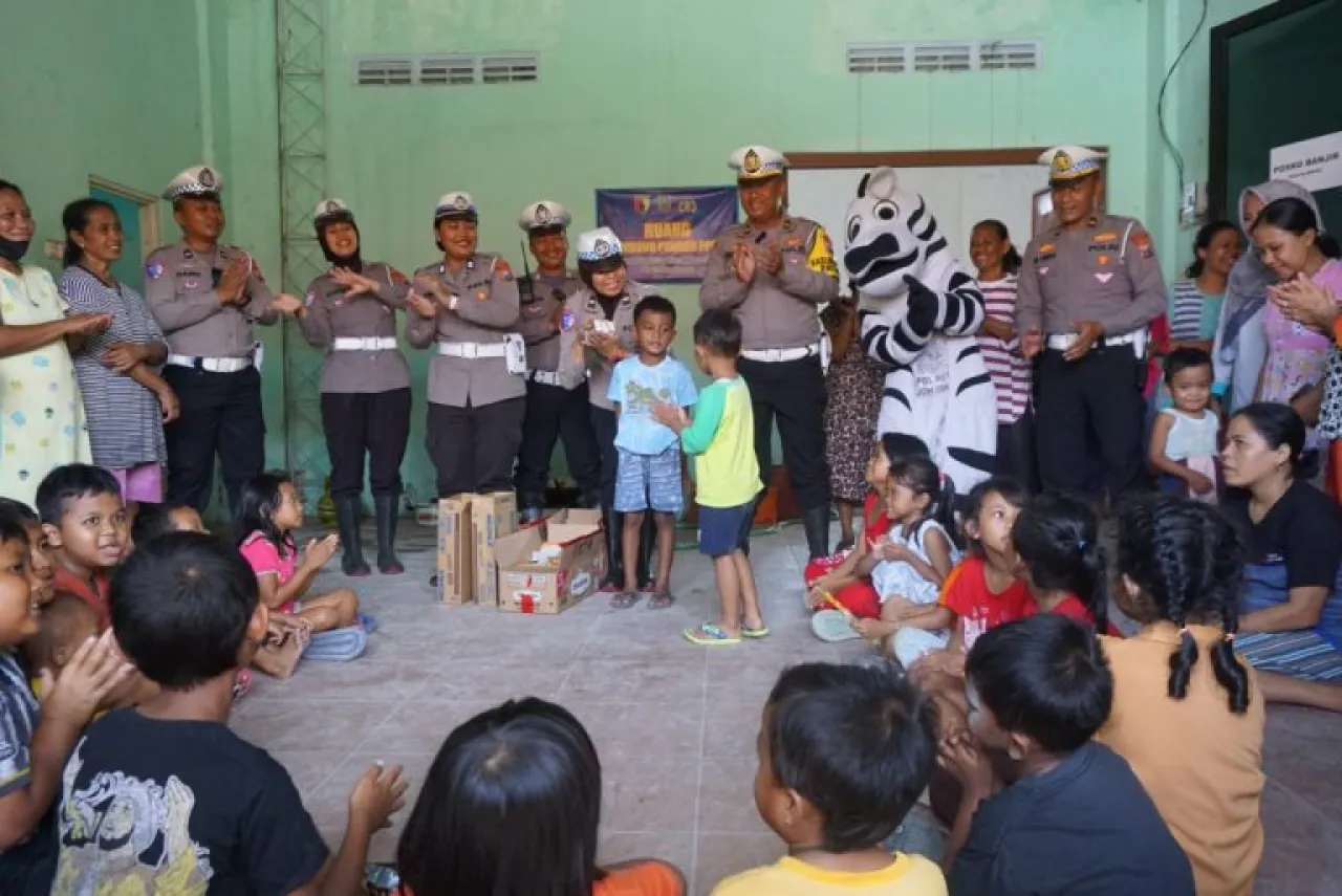 Satlantas Polres Jombang Berhasil Meringankan Beban Korban Bencana Banjir