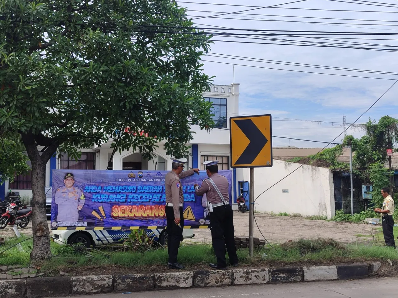Polres Pelabuhan Tanjungperak Pasang Rambu di Jalur Black Spot